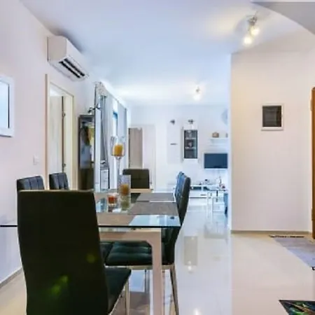 Stela Pool Apartment *